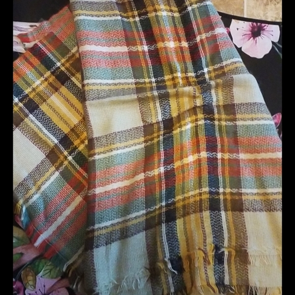 Large Plaid Scarf or Wrap - Picture 3 of 3